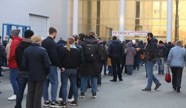 Киевляне "штурмуют" центры вакцинации: в очередях собрались сотни людей