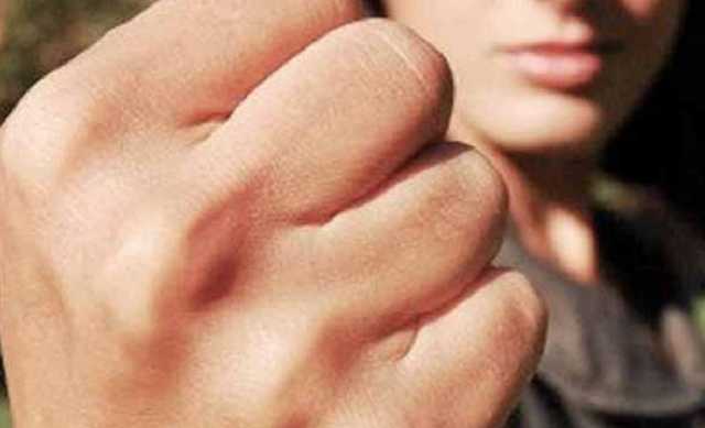 В Днепре бывший ученик с матерью избили учительницу