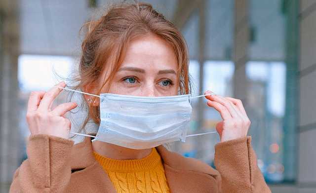 Скандал на весь автобус: в Киеве полицейские вывели из транспорта нарушительницу карантина