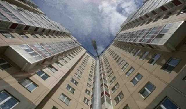 В сети появились кадры падения 19-летнего парня из окна харьковской высотки