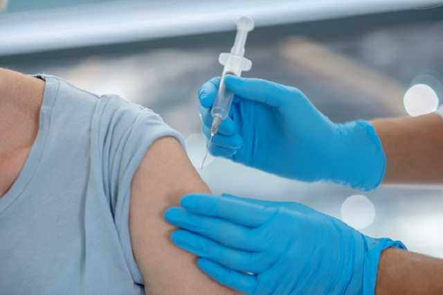 Покраснение кожи и головная боль: в Минздраве сообщили о побочных эффектах вакцинации