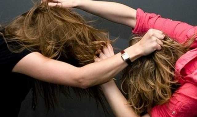 В Харькове пьяные девушки жестоко избили прохожую: ее забрала скорая