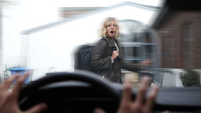 Одесситка бросилась под колеса автомобиля и едва не погибла