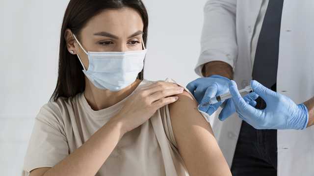 В ВОЗ назвали причину заболеваемости коронавирусом при массовой вакцинации