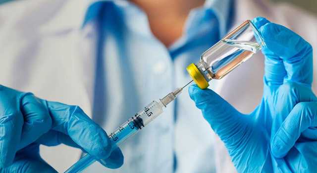 Англия введет обязательную вакцинацию для медиков