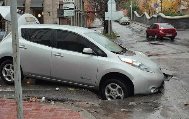 В центре Днепра автомобиль провалился под асфальт: коммунальщики назвали причину