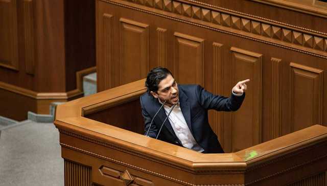 Лерос показал средний палец с трибуны Рады: "слуги" обратились в регламентный комитет