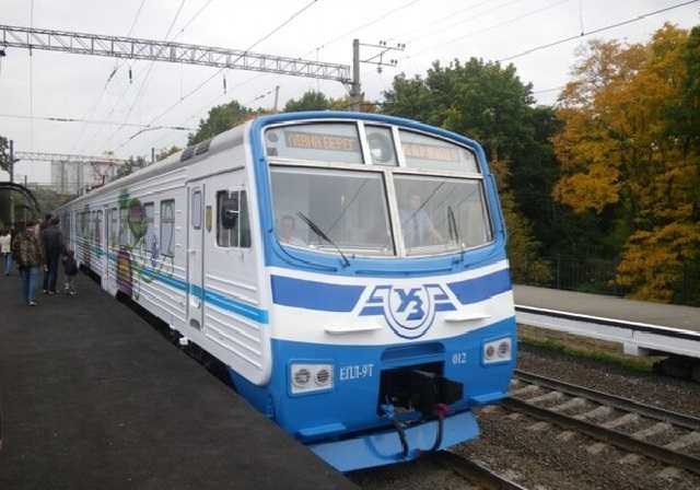 Украинец в электричке устроил "шоу": разбил окна и угрожал пассажирам