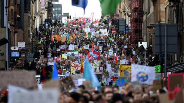Тысячи активистов вышли на демонстрации во время климатического саммита в Глазго