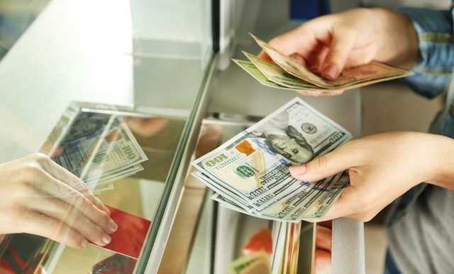 Українці знову понесли гроші до банків
