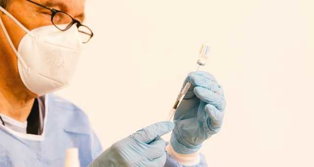 Суд в США приостановил обязательную вакцинацию от COVID сотрудников крупных компаний