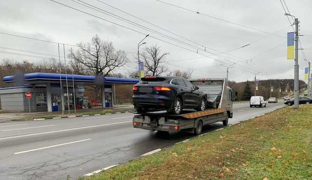 Jaguar изъяли у нарушителя ПДД в Харькове, - патрульная полиция