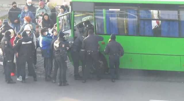 Підозрюють, що у водія, якого у Луцьку “скрутили” поліцейські, перелом руки