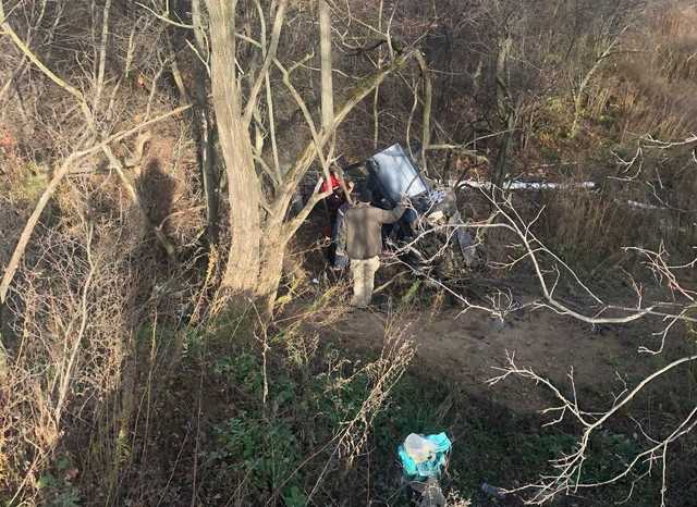 На повороте слетел в обрыв: под Киевом произошло ДТП с такси
