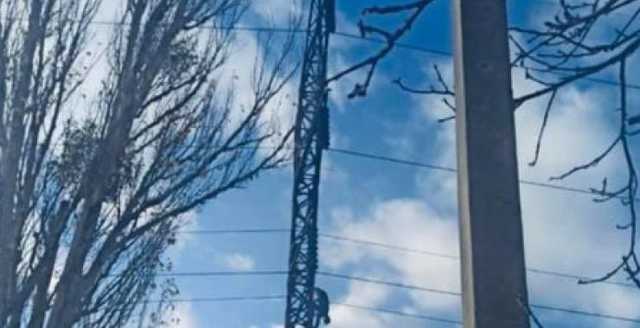 В Харькове спасли женщину, которая забралась на электроопору
