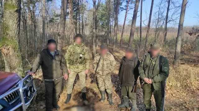 На границе с Беларусью задержали трех браконьеров с тушей дикой козы