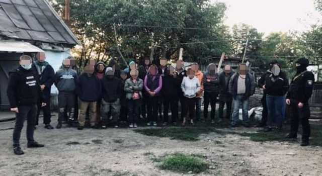 Суд продлил арест четырем подозреваемым по делу о трудовом рабстве в Днепропетровской области