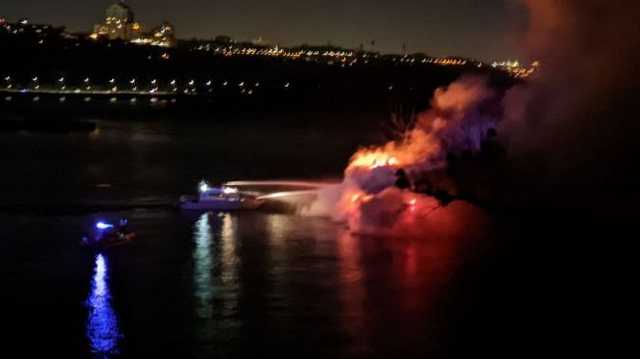 В Киеве на Гидропарке загорелось плавучее кафе