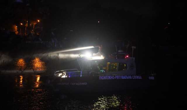 В Киеве ликвидировали пожар в плавучем ресторане на Гидропарке