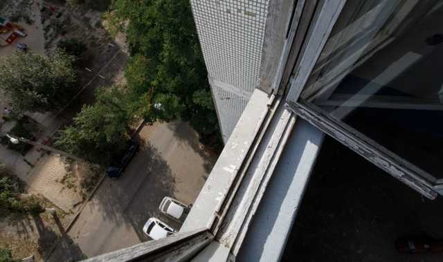 В Киеве мужчина с 9-го этажа швырял бутылки по припаркованным авто