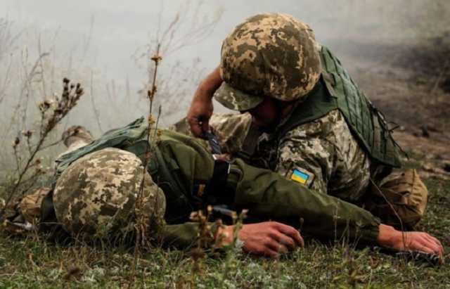 На Донбассе во время обстрела боевиков осколками был ранен украинский военный