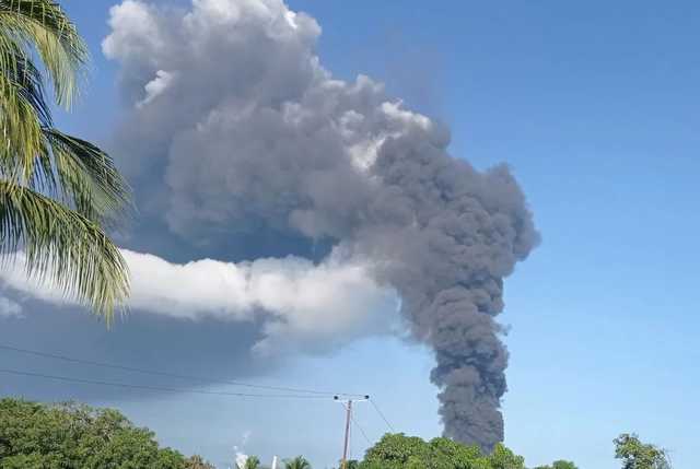 В Венесуэле произошел мощный пожар на нефтеперерабатывающем заводе, поднялся столб дыма