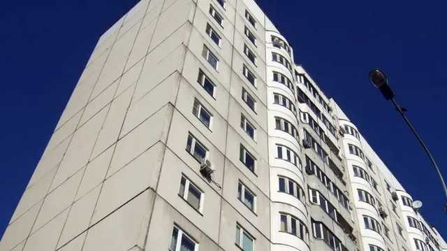 На Печерске душевнобольной с верхних этажей дома выкидывал мебель на автомобили