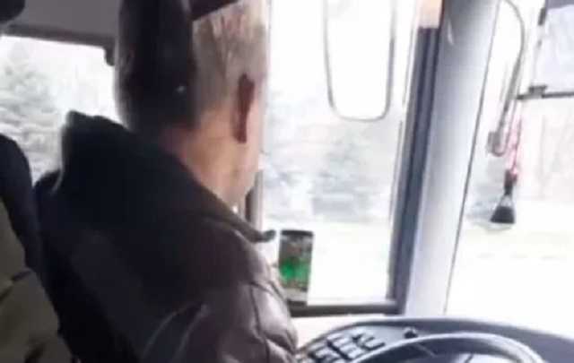 У Харкові водій маршрутки за кермом грав на телефоні