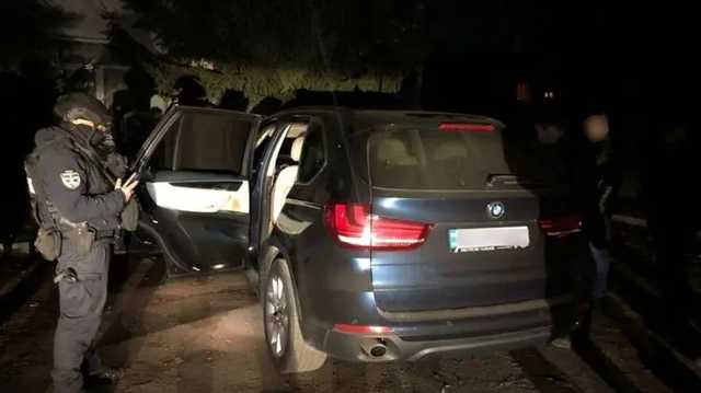 Двое жителей Киева и области с удостоверениями сотрудников полиции ограбили АЗС на Закарпатье