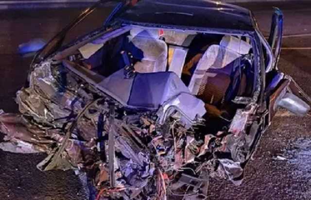 В Ровно авто на скорости влетело в столб, машину разорвало пополам