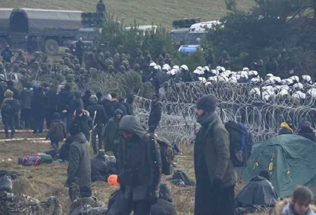 Мигранты начали штурм границы Беларуси с Польшей, произошла стрельба