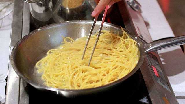 В Харькове школьнице в столовой дали макароны с гусеницей