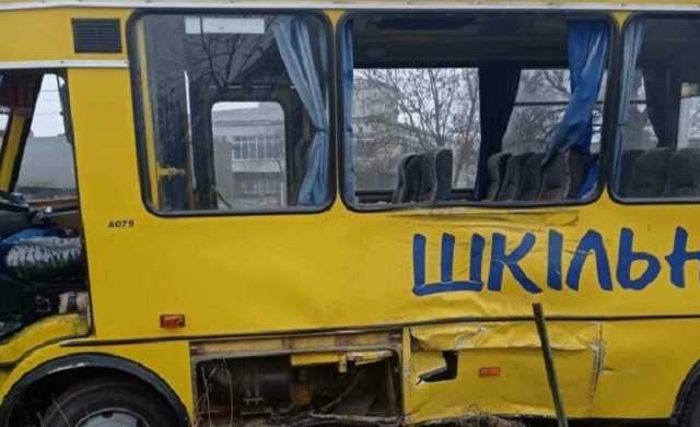 Под Львовом грузовик столкнулся со школьным автобусом: пострадали дети