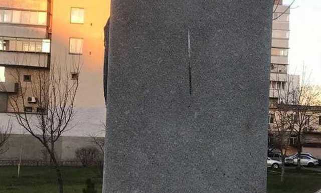 В Киеве вандалы осквернили памятник украинским разведчикам в сквере Шаповала