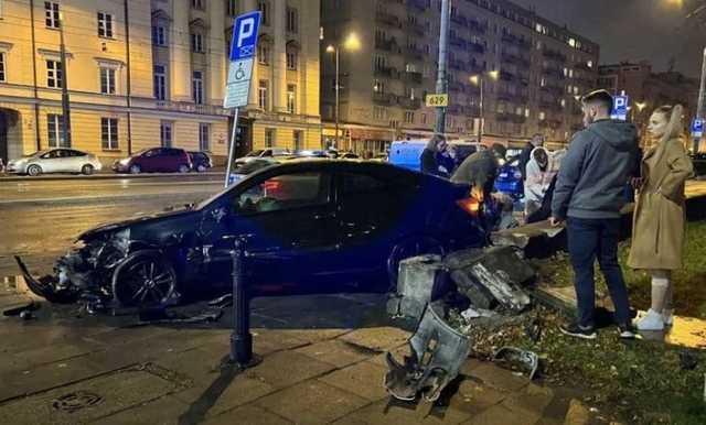 В Польше автомобиль сбил на тротуаре двух украинцев