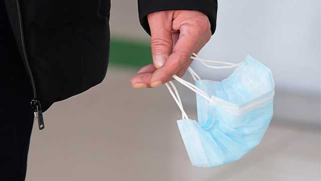 Чернігівський патрульний заборонив чоловіку їсти пиріжок без вдягнутої маски