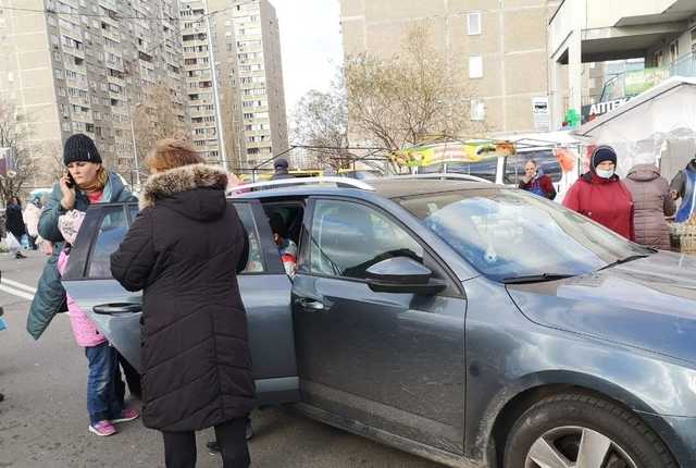 В Киеве авто наехало на женщину с ребенком: ее увезли на скорой