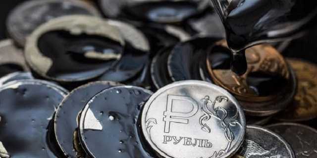Российский рубль утонул в дешевеющей нефти