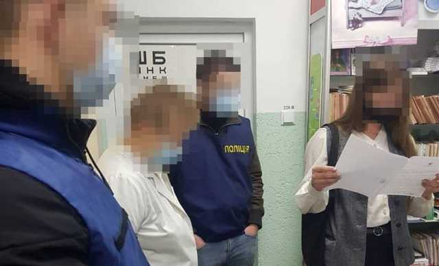 В Житомире мошенник торговал поддельными сертификатами о вакцинации