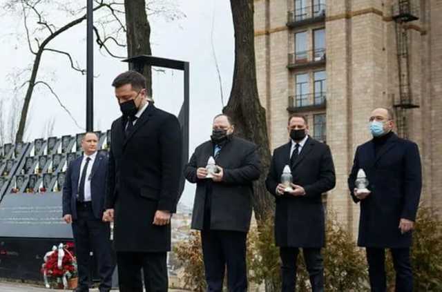 "Ганьба! Предатель!": родственники Героев Небесной сотни встретили Зеленского криками