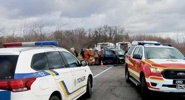 Под Бердичевым на встречной столкнулись 2 авто: водители и пассажиры в больнице