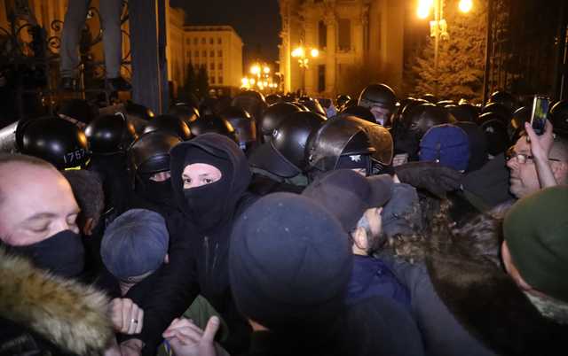 Участники марша в Киеве пришли к Офису президента, произошли стычки