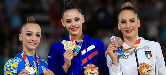 Украинские чемпионки снялись в обнимку со сборной России