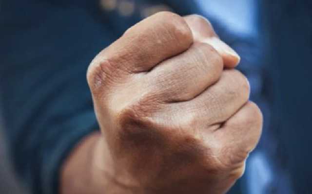 В Днепре мужчина избил подростка и набросился на прохожих