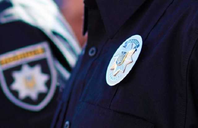 Возле харьковского кафе мужчина ударил патрульного по голове