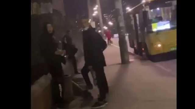 В Киеве мужчина набросился с кулаками на подростков, которые ломали электросамокаты