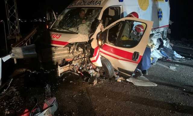 На Кировоградщине скорая влетела в отбойник, водителя зажало в кабине