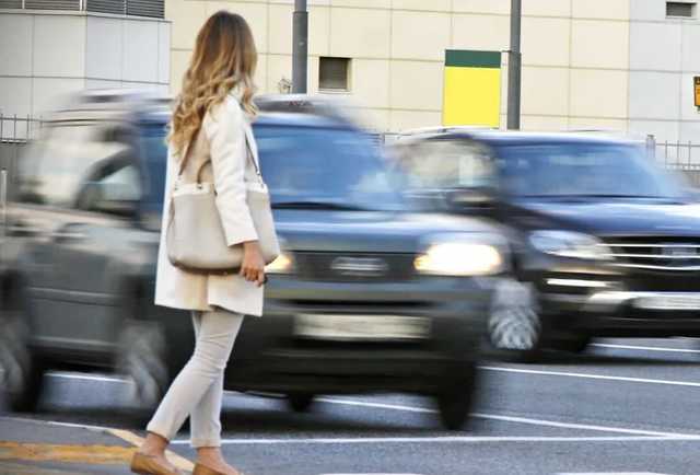 В Днепре женщина набросилась на водителя, который ее сбил: видео стычки