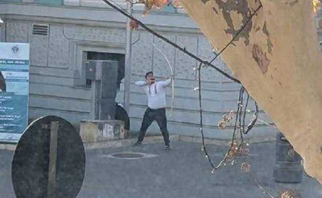 В Кишиневе мужчина стрелял из лука в здание горсовета: его остановила полиция