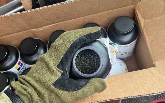 Украинец вез в Россию 22 кг пороха в емкостях для заправки принтеров